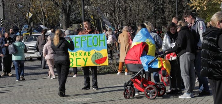 Багато людей на площі Херсона святкує визволення Херсона від російської окупацій
