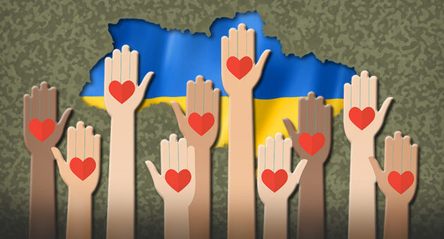 багато піднятих вгору рук з сердечками на фоні карти України