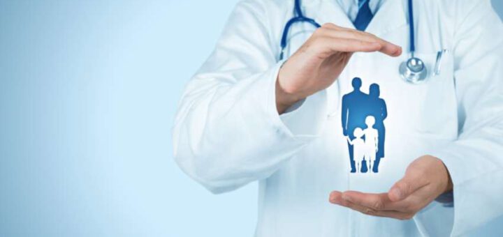 Лікар тримає у руках фігурки родини з дітьми