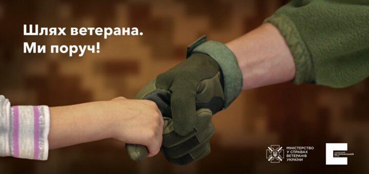 Військовий тримає у руці жовто-блакитний прапор України