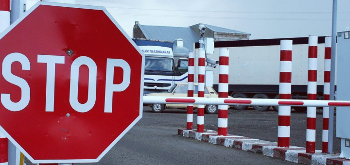 на дорозі знак стоп