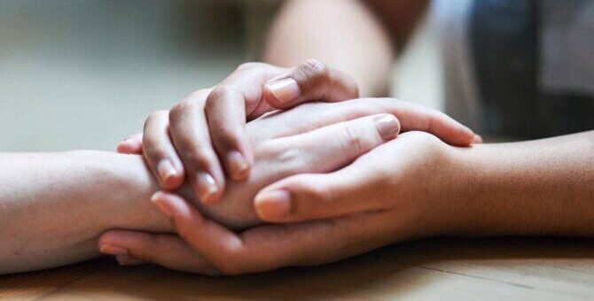 Тримаються за руки