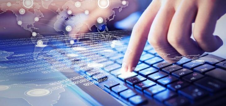 людина друкує щось на клавіатурі