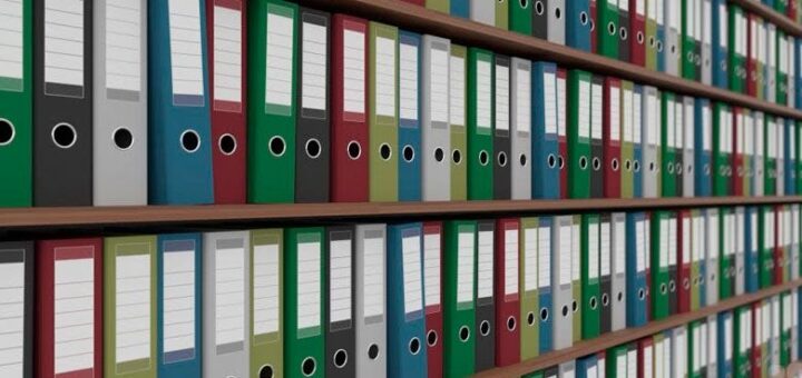 Різнокольорові папки на полицях