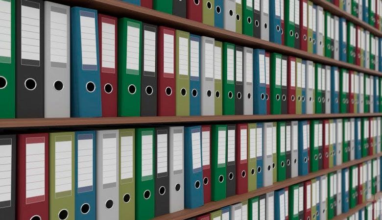 Різнокольорові папки на полицях