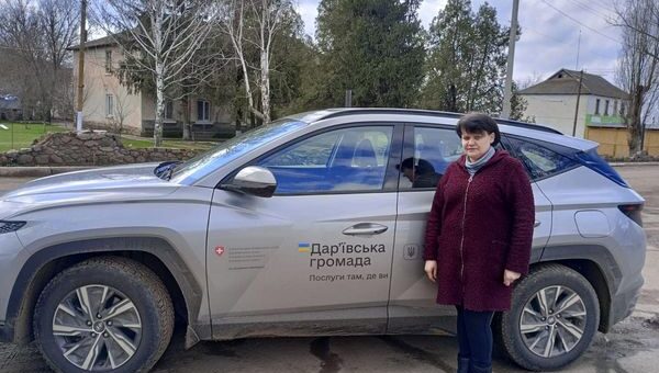 Працівниця ЦНАПу біля слубдової машини