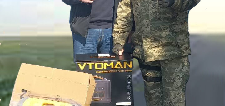 Михайло Линецький передає зарядну станцію Vtoman військовому ЗСУ