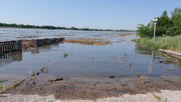 Вода поступово затоплює сходи на набережній біля вічного вогню (Арестанка) у місті Херсоні (червень 2023 року)