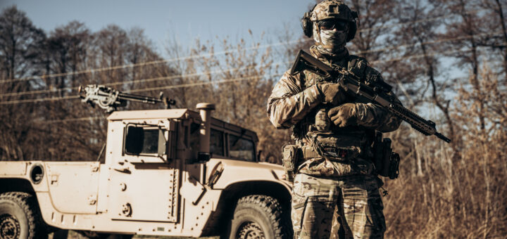 Військовий ЗСУ поруч з автомобілем