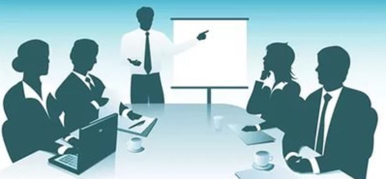 умовне засідання: фігурки людей за столом, які слухають доповідача на блакитному фоні