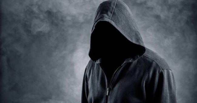 Людина в капюшоні