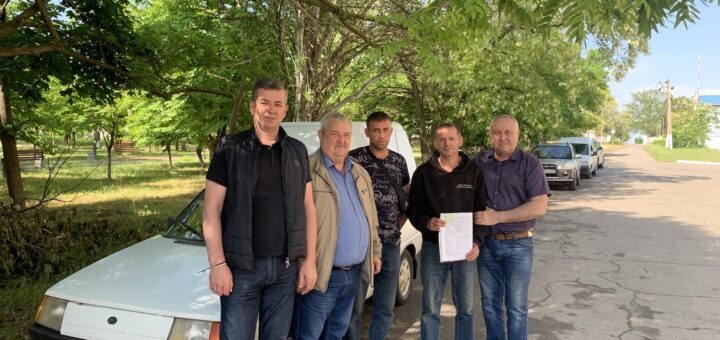 Передача автомобіля Дар’їнській СВА від «Міжнародного Центру сприяння підприємству» (керівник Володимир ПАХНІЙ). Транспорт доставили начальник Херсонської РД(В)А Михайло ЛИНЕЦЬКИЙ начальник Нижньосірогозьської СВА Віталій КРИВЧИК. с. Чорнобаївка, червень 2023 року.