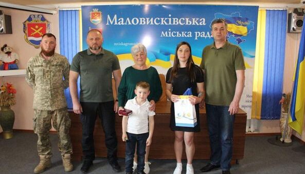 Михайло Линецький вручає нагороду