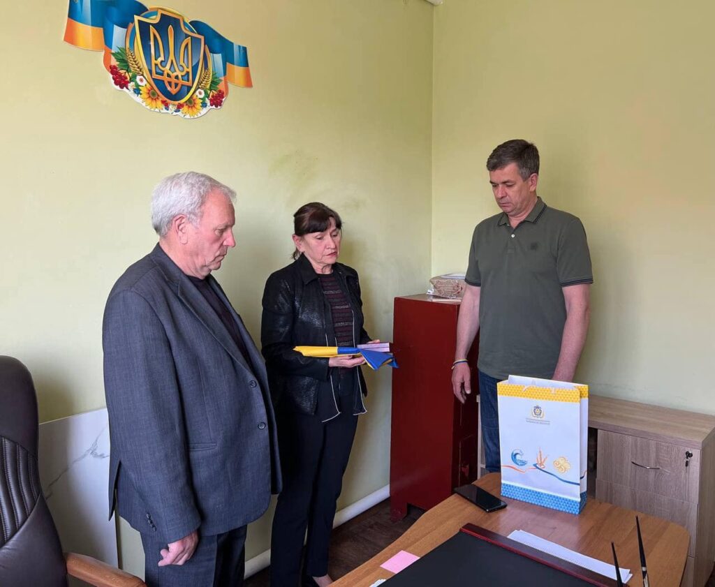 На фото Михайло Линецький передає родині загиблого оборонця Херсона державну нагороду