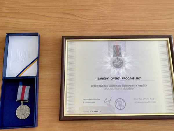 На фото - відзнакаПрезидента України «За оборону України»