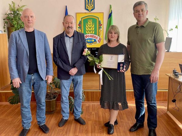 Перший заступник голови Обухівської районної державної адміністрації Роман СМИК разом з начальником Херсонської районної військової адміністрації Михайло ЛИНЕЦЬКИЙ вручили Івановій Олені Ярославівні відзнаку Президента України «За оборону України»