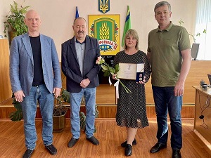 Михайло Линецький вручає відзнаку