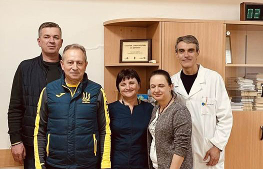 На фото: голова Херсонської РВА Михайло Линецький, лідер політичної партії Громадський рух «Рідна країна» Микола Томенко та лікарі Херсонського перинатального центру