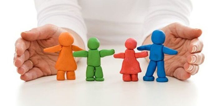 на столі 4 пластилінові фігурки, що ілюструють сім'ю: мама, син, донька, батько