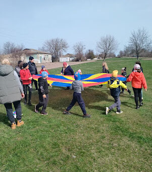 діти на траві грають у веселу гру