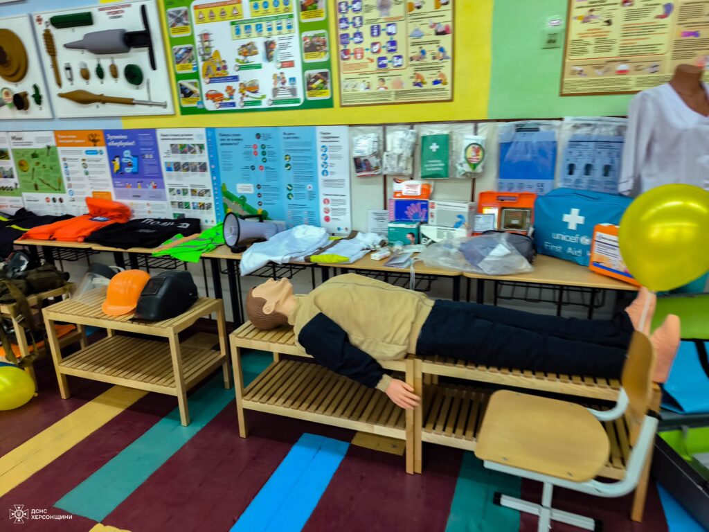 Обладнання класу безпеки: манекен, каски та інші допоміжні речі