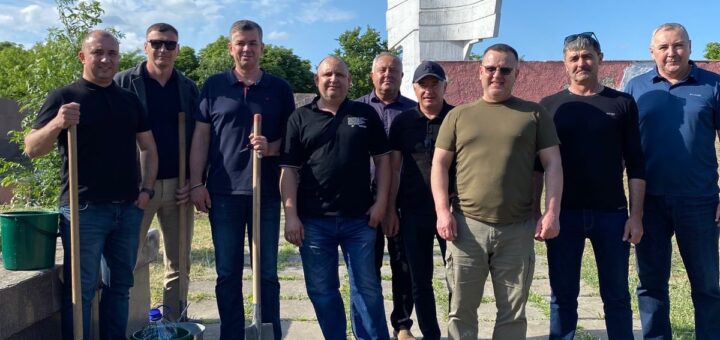Голови та заступники військових адміністрацій Херсонського району висаджують шевченківські дуби в Чорнобаївці