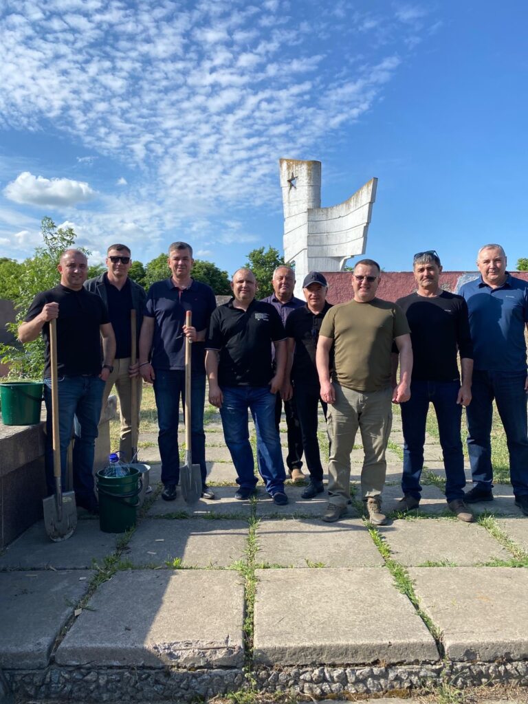 Голови та заступники військових адміністрацій Херсонського району висаджують шевченківські дуби в Чорнобаївці