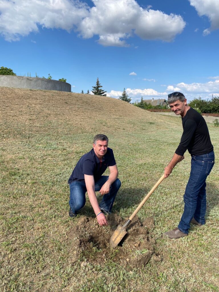Михайло Линецький та голова Станіславської військової адміністрації  висаджують шевченківський дуб у Чорнобаївці