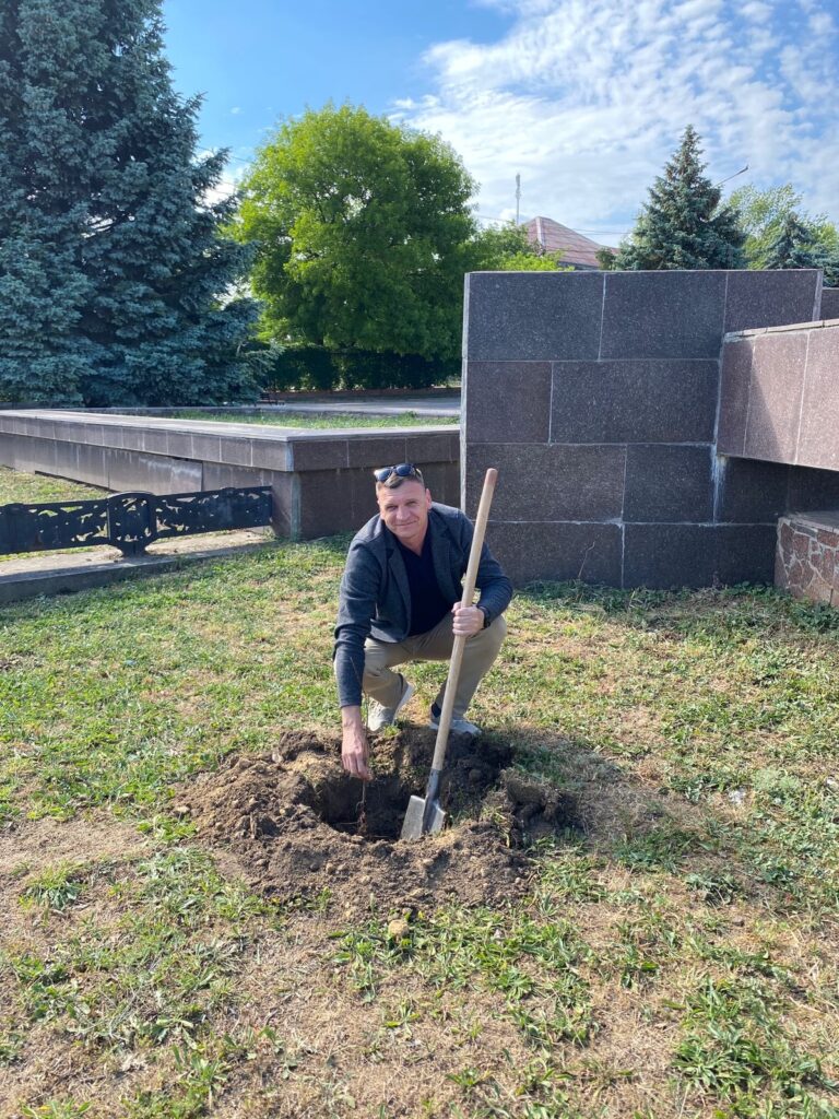 Голови та заступники військових адміністрацій Херсонського району висаджують шевченківські дуби в Чорнобаївці