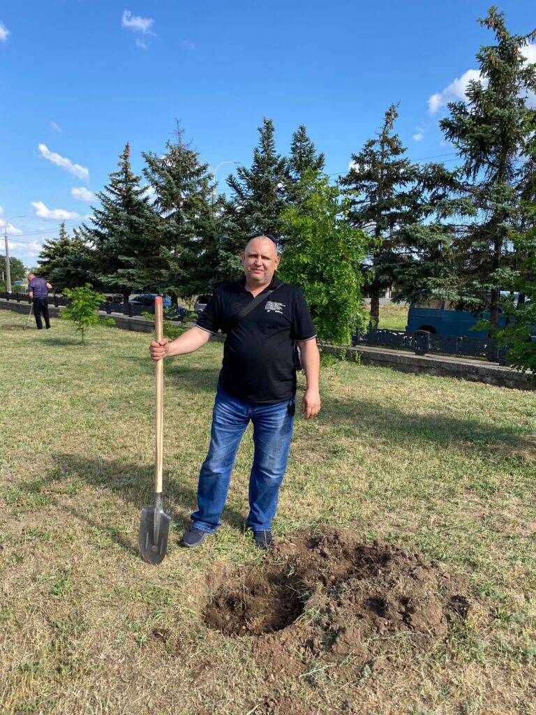 Голови та заступники військових адміністрацій Херсонського району висаджують шевченківські дуби в Чорнобаївці