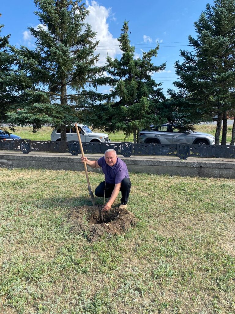 Голови та заступники військових адміністрацій Херсонського району висаджують шевченківські дуби в Чорнобаївці
