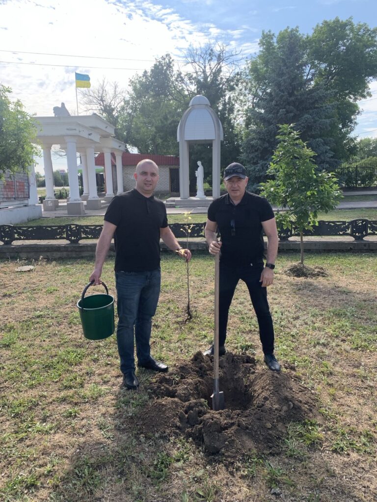 Голови та заступники військових адміністрацій Херсонського району висаджують шевченківські дуби в Чорнобаївці
