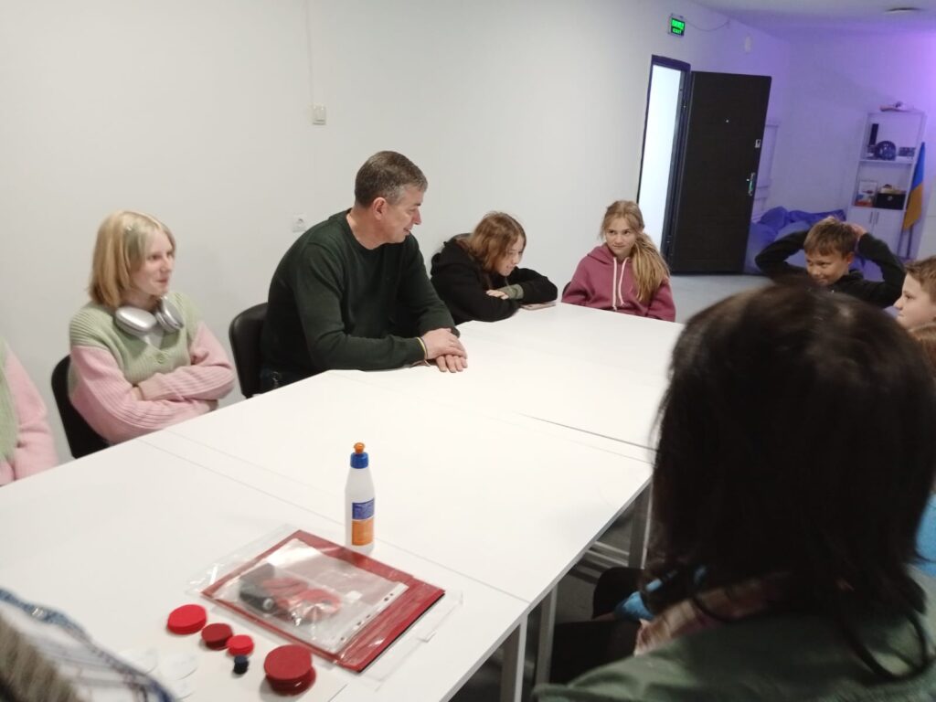 Михайло Линецький разом з дітками Чорнобаївської громади створює мак пам'яті