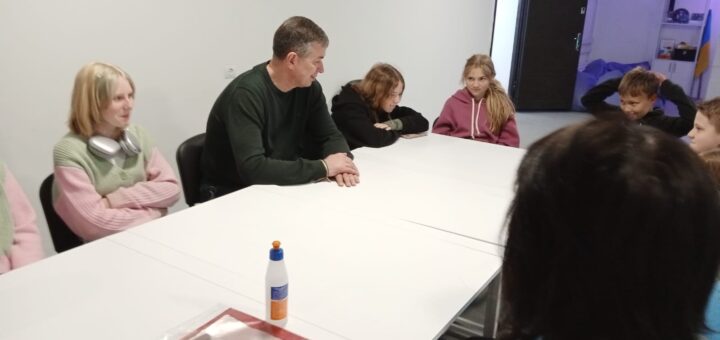 Михайло Линецький разом з дітками Чорнобаївської громади створює мак пам'яті