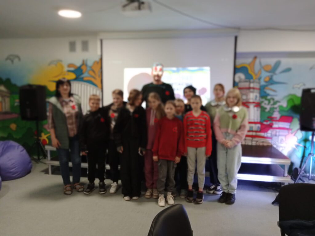 Діти, які приймали участь у мастер-класі з виготовлення квітки пам'яті