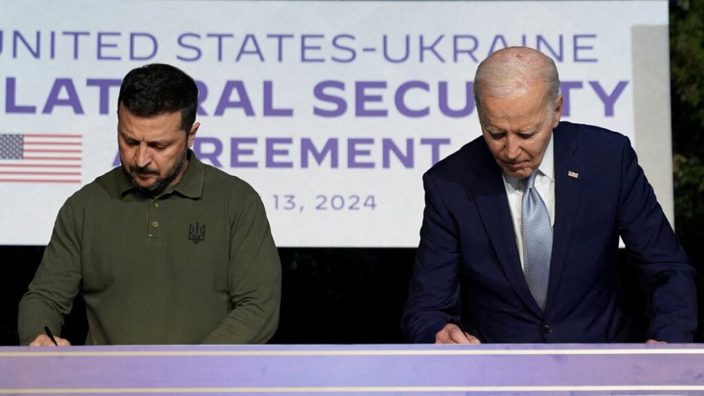 Президент США Джо Байден і президент України Володимир Зеленський підписують двосторонню угоду про безпеку між країнами, 13 червня 2024.