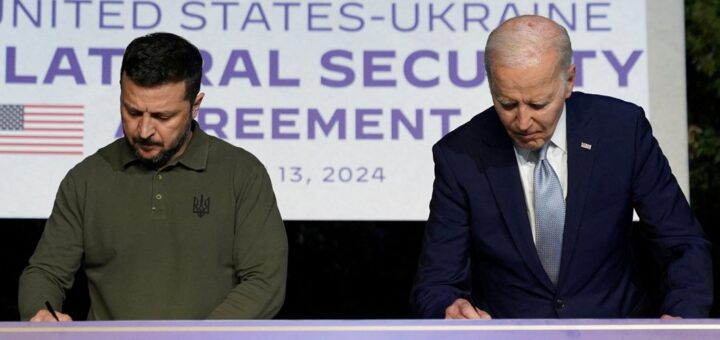 Президент США Джо Байден і президент України Володимир Зеленський підписують двосторонню угоду про безпеку між країнами, 13 червня 2024.