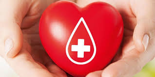 на руці - велика червона куля у формі серця, на ній - біла крапля з медичним хресом у ній