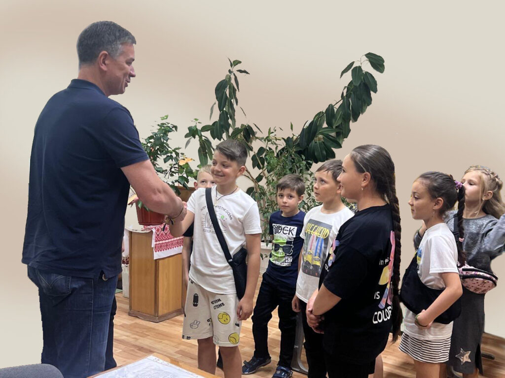 Начальник районної адміністрації Михайло ЛИНЕЦЬКИЙ вручив юним волонтерам, учням Чорнобаївського ліцею, Почесні грамоти.