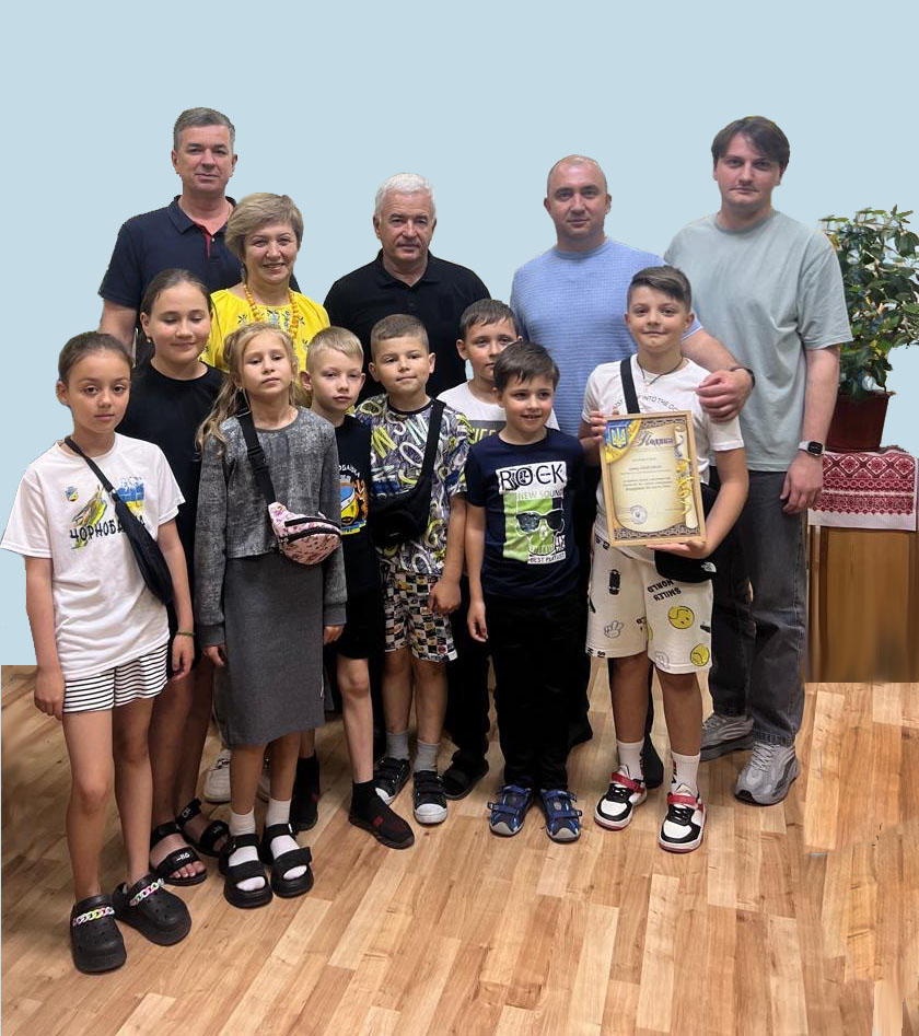 Начальник районної адміністрації Михайло ЛИНЕЦЬКИЙ та голова Чорнобаївської військової адміністрації Ігор ДУДАР напередодні Міжнародного дня захисту дітей  зустрілися з юними волонтерами — учнями Чорнобаївського ліцею та особисто передали їм почесні грамоти.