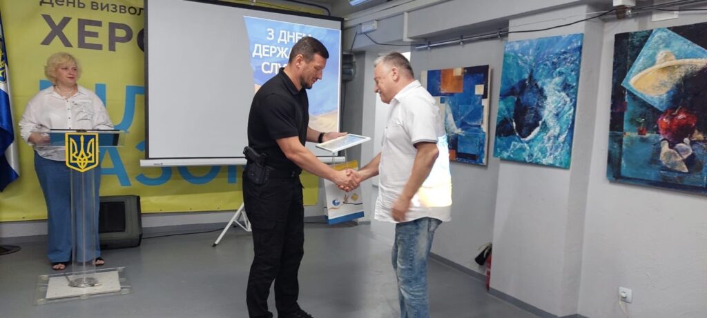 Почесною грамотою начальника Херсонської обласної військової адміністрації за сумлінну працю та з нагоди професійного свята, було відзначено Лещенка Олександра Анатолійовича, начальника відділу оборонної та мобілізаційної роботи, цивільного захисту, взаємодії з правоохоронними органами Херсонської районної державної (військової) адміністрації.