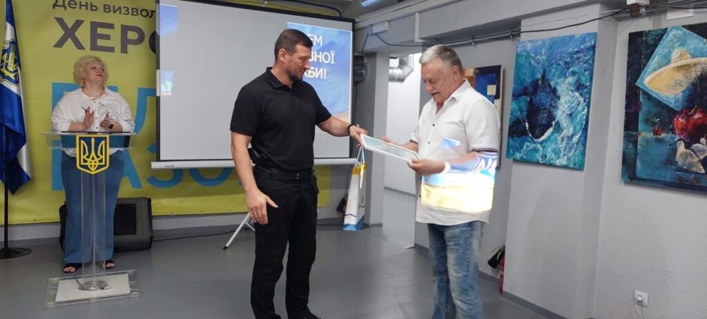 Почесною грамотою начальника Херсонської обласної військової адміністрації за сумлінну працю та з нагоди професійного свята, було відзначено Лещенка Олександра Анатолійовича, начальника відділу оборонної та мобілізаційної роботи, цивільного захисту, взаємодії з правоохоронними органами Херсонської районної державної (військової) адміністрації.