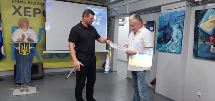 Почесною грамотою начальника Херсонської обласної військової адміністрації за сумлінну працю та з нагоди професійного свята, було відзначено Лещенка Олександра Анатолійовича, начальника відділу оборонної та мобілізаційної роботи, цивільного захисту, взаємодії з правоохоронними органами Херсонської районної державної (військової) адміністрації.