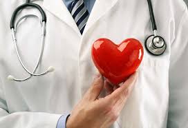 Лікар тримає іграшкове червоне серце