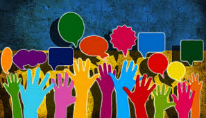 Багато різнокольорових рук піднято вгору, як при голосуванні. Вище рук - різнокольорові значки реплік. Це все на темно-синьому фоні.