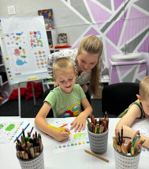 Дениска, хлопчик п’яти років, прийшов до Херсонського хабу з труднощами в мовленні та побудові речень.