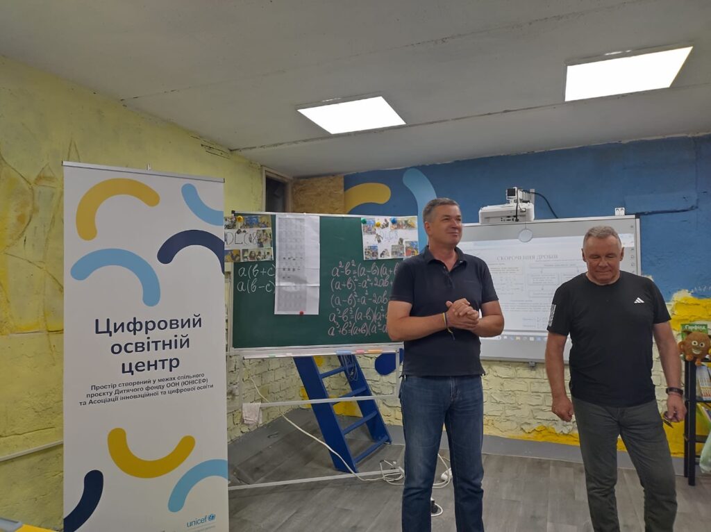 Михайло ЛИНЕЦЬКИЙ вітає учнів на відкритті нового освітнього простору для дітей та підлітків