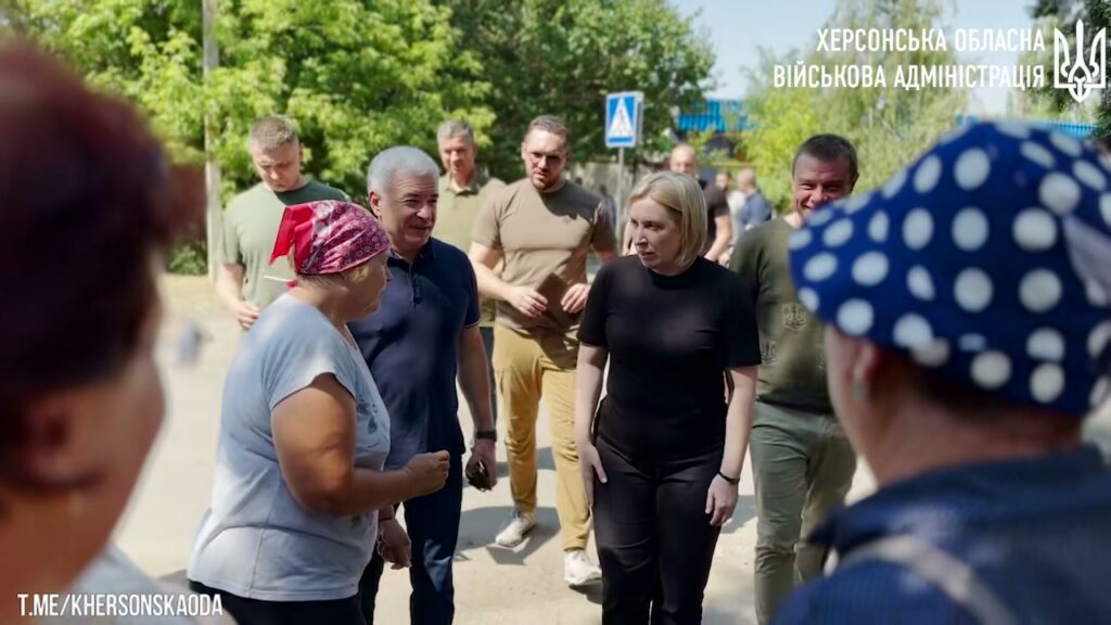 Ірина Верещук спілкується з мешканцями Чорнобаївської громади