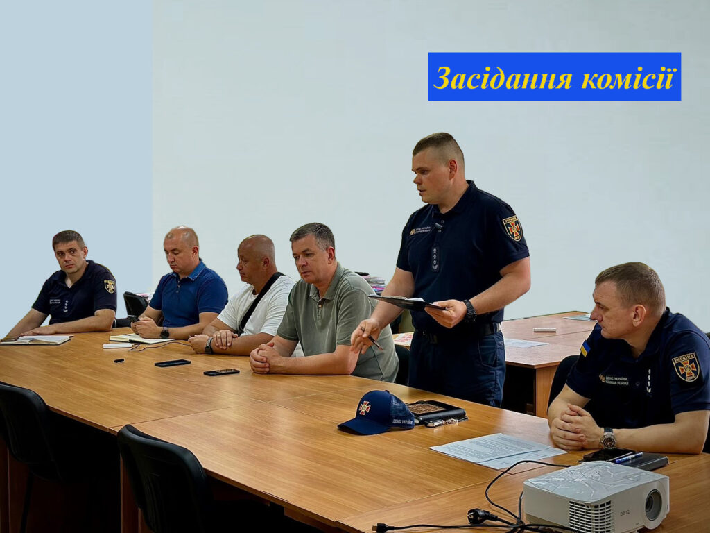 На засіданні комісії з питань техногенно-екологічної безпеки та надзвичайних ситуацій доповідає заступник начальника управління Головного управління ДСНС України у Херсонській області полковник цивільного захисту Роман Харченко 