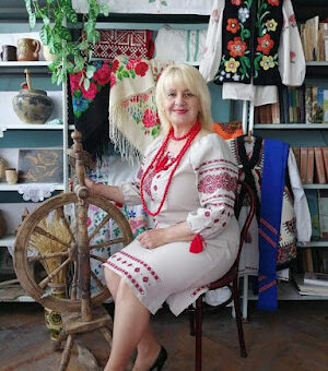 Мобільна бригада працює як пересувний хаб допомоги по селах Чорнобаївської громади, проводячи навчальні та творчі заняття для дорослих, підлітків і малечі.